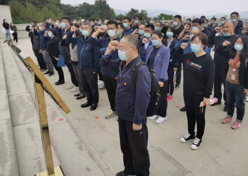  （公司党委书记、董事长詹榜华带领全体党员重温入党誓词）