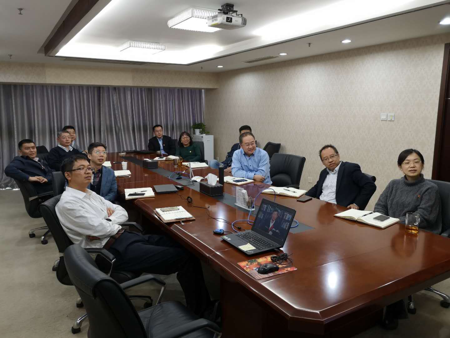 观看改革开放40周年大会1.jpg